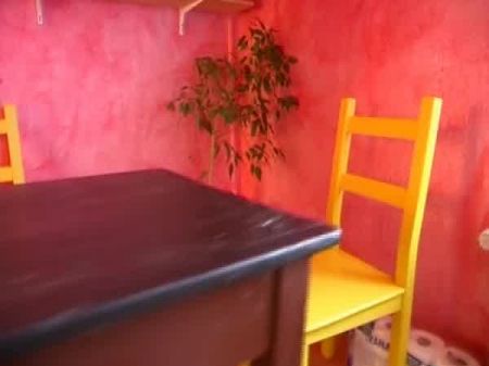 苗条的德国黑发从坚固的公鸡吞下暨