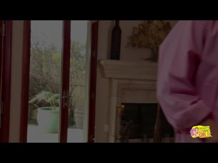 Besar suavemente en la cama conduce a las chicas morenas y rubias Lez usando juguetes sexuales 