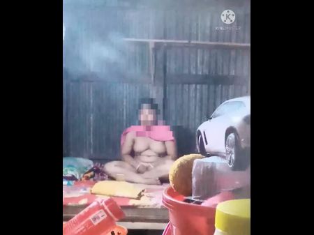 Desi Village عمتي تظهر ثدييها وجسمها الكبير. 