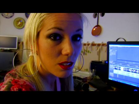 金发荡妇在森林里他妈的和面部4k色情