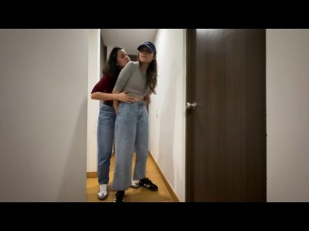 Dos Extraños Juegan Tocándose Debajo De Sus Pantalones Y Frotando Sus Traseros 