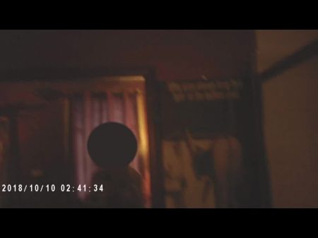 Ziemlich gefressene Brüste schlank sexy Milf. liebt es, gebeugt zu sein. 