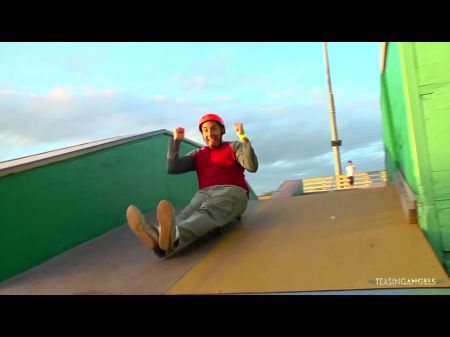 Blonde Skater Girl streift ihre Kleidung aus und wird hart gefickt 