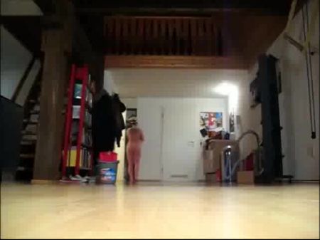 Die Reinigung von Lady will eine Erhöhung, also reinigt sie nackt 