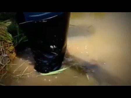 Dos Chicas Tailandesas Con Botas De Muslo Fangosas 