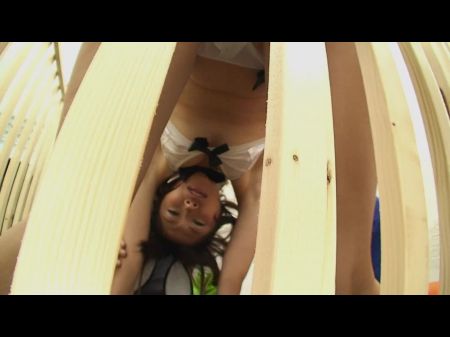 丈夫与他的年轻日本妻子一起生活，并打电话给两个男人在他面前操她。日本业余S 