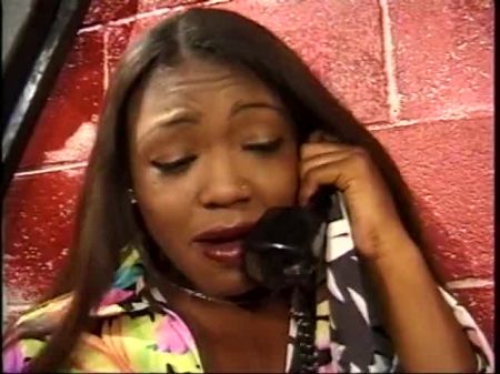 四个惊人的彩色宝贝是享受假阳具和孤独的家伙