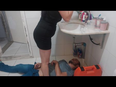 Eu respondi o encanador em um vestido sem calcinha como ele reagiu? 