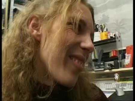 Blonde Fau Notgeil Wird Auf Der Arangee Gefictet 