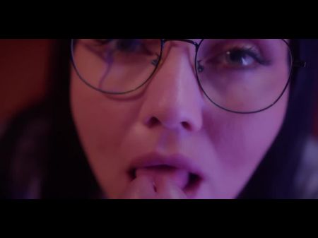 顽皮的女人给Blikhjob她的情人。 