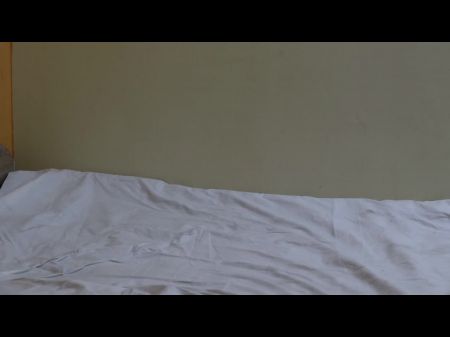 害羞的男孩与她的继母一起玩