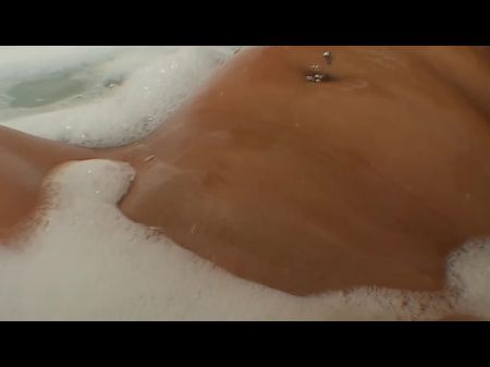 La puta rubia y caliente se jode su coño mojado y su boca ruega que se llene de jugo caliente 