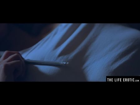 当她用铅笔摸索自己时，擦她的巨大胸部