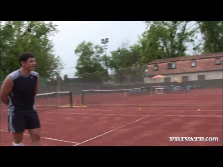 Privatdreier mit dem Tennistrainer. neue Bälle 