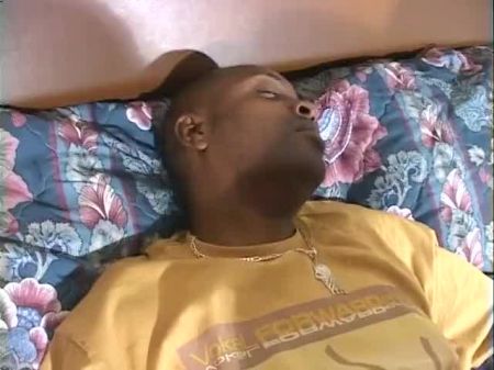 A enfermeira gosta de pegar sua buceta apertada bateu duro por um poste duro 