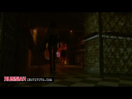 يكتشف فالنتينا الأزرق ملذات Glory Hole 