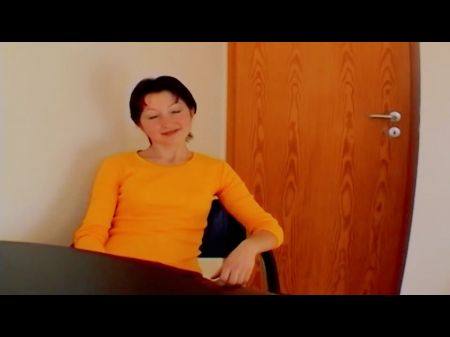 Pequeña chica alemana titada chupando una polla y jugando con un pepino 