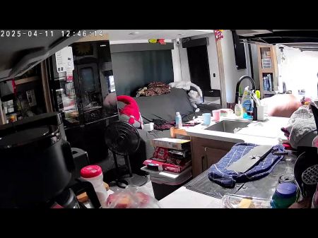 Hausfrau beschloss, das Haus zu reinigen ... nackt auf Cam gefangen 