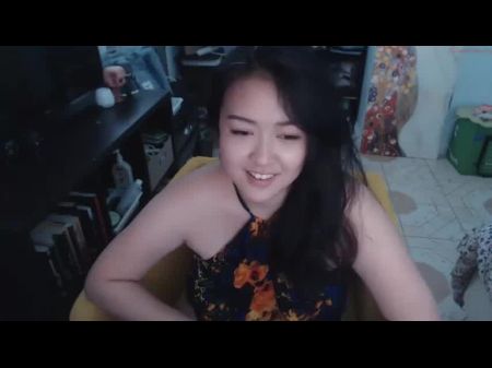 可爱的亚洲人在网络摄像头上带有巨大的胸部