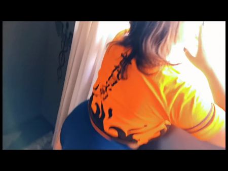 她在吸烟，我对我面前这个炎热而美丽的女人的奇妙景象感到兴奋