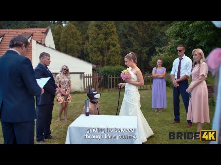 Bride4k. تتمتع العروس الشقراء مع الثدي الطبيعي بمضحة جيدة في حفل زفافها الغريب 