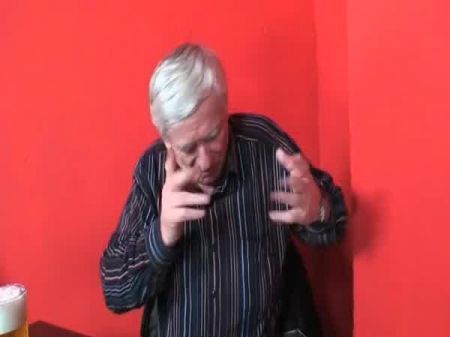 فاتنة ذات الشعر الداكن مص وركوب الديك القديم في البار 