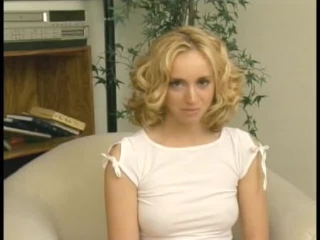 年轻的金发女郎在把它带到屁股上之前给了头