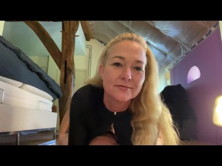 我想坐在你的脸上，在你的嘴里小便，把我的屁股骑在你的舌头上