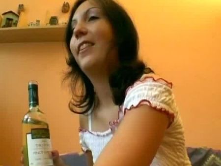 Heißes deutsches Mädchen mit großen Titten, die eine Flasche in ihre rasierte Muschi stopfen 