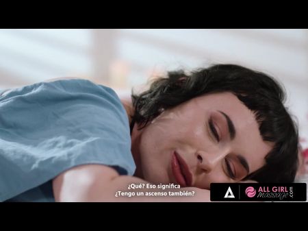 Masajear dos lesbianas calientes se lamen los coños mientras intentan regalos Subtítulos en español 