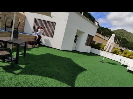 Junge Schuljungen haben Sex auf der Schulterrasse und werden in einer Sicherheit erwischt 