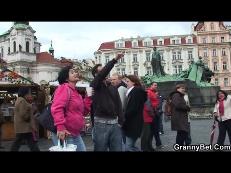 Vieja Abuela Turística Recogida Y Follada Por Kinky Boy 