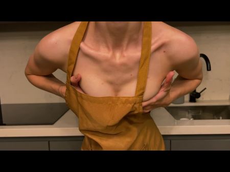 Junge Mutter Zeigt Ihre Kleinen Natürlichen Milchigen Titten 