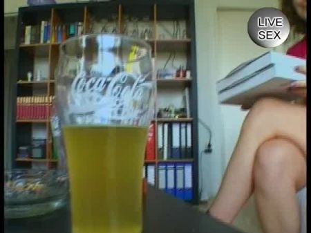 Vintage retro alemán aficionado a su dosis diaria de pornografía 