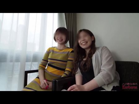 Zwei Frauen machen Lesbenspiel und es verwandelt sich in einen Dreier 