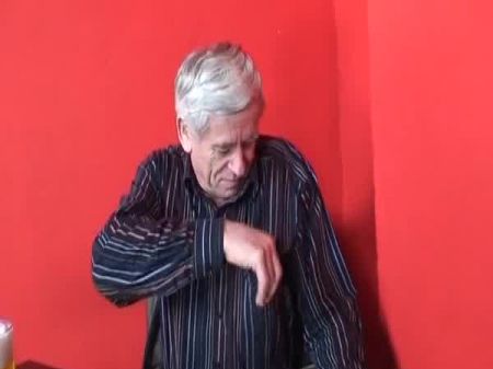 فاتنة ذات الشعر الداكن المتميز من ألمانيا ترضي المتأنق القديم في البار 