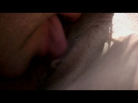 Eine erstaunlich aussehende blonde Milf, die einen Schwanz am Strand erfreut 