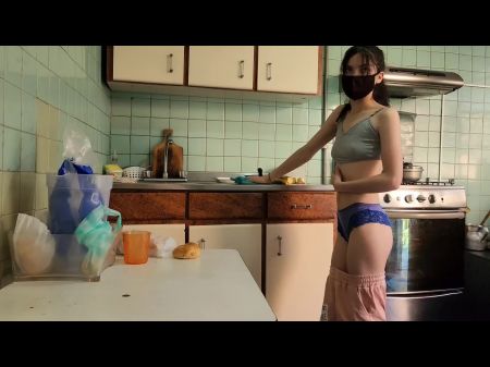 性感的女仆在她的工作厨房里被老板的继子搞砸了