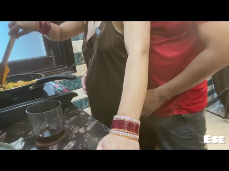 Bhabhi在厨房里操了印度