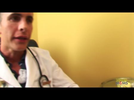 El doctor masculino inspecciona a una milf tetona y termina follando su ajustado coño 