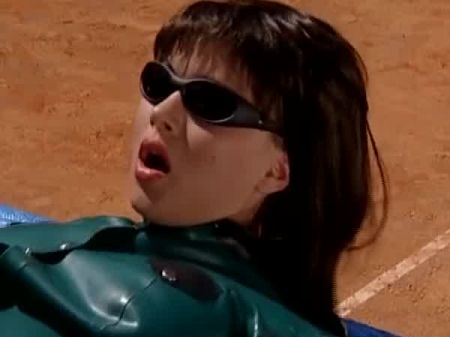 Sexy Deutsche Küken Werden Von Zwei Harten Schwänzen Auf Dem Tennisplatz Zerschlagen 