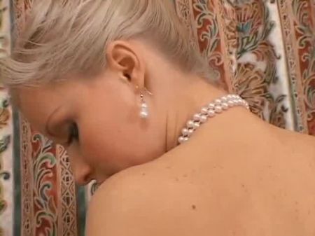 Stylish Tart Want To Eat A Ebony Hard Fuckpole On A Leather Sofa