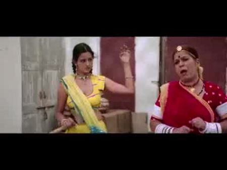 Actriz de Bhojpuri que muestra su escote 