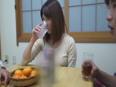 M913G08 إذا كنت تلعب سراً مزحة في Kotatsu ... تطور إلى جنس غني يتشابك مع عصا اللحوم 