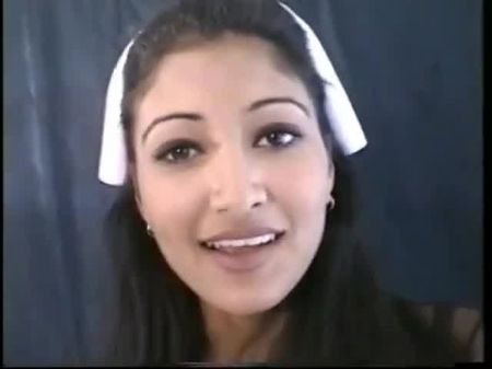 Die indische Krankenschwester spielt mit ihrer Freundin und dann schließt sich ein Typ bei 