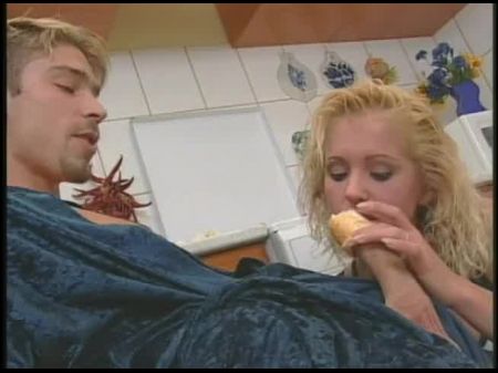 Das schöne Baby wickelt einen Kegel auf den Schwanz eines Mannes und leckt es 