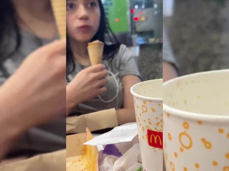 Ich nehme meine schöne Freundin zum Essen bei McDonalds und er bezahlt mich mit Sex 