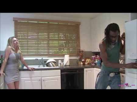 Atrapar A La Rubia Blanca Jugando Con Su Bbc Consiguió Que El Milf Fantasmee Con Un Trío 