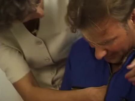 O alemão paga a conta com sexo em nylons pretos 