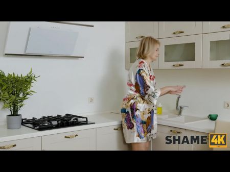 Reife blonde Frau betrügt ihren Mann mit einem Stiefsohn mit Freunden 